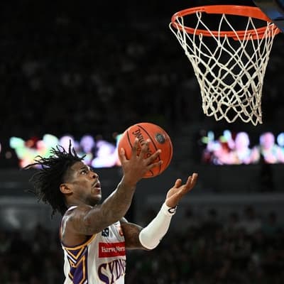 Davis leads Kings past Wildcats for 10th-straight win