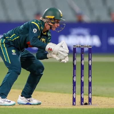 Mooney to take gloves with Healy in field for farewell