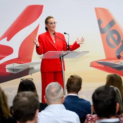 Qantas shares nosedive amid weak international demand