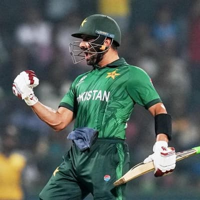NZ make World Cup semis after bold Pakistan bid fails