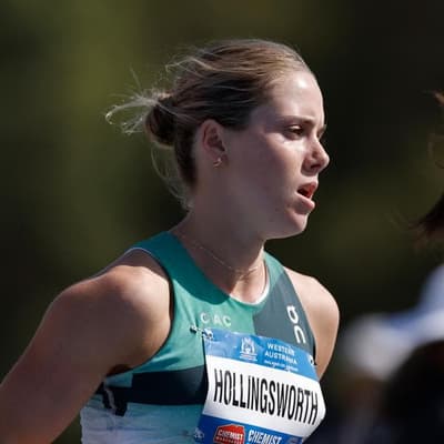 Hollingsworth steps up in style to win 3000m crown