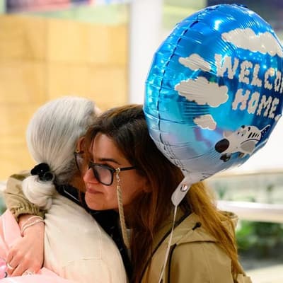 Hundreds more Aussies flee 'volatile' Middle East