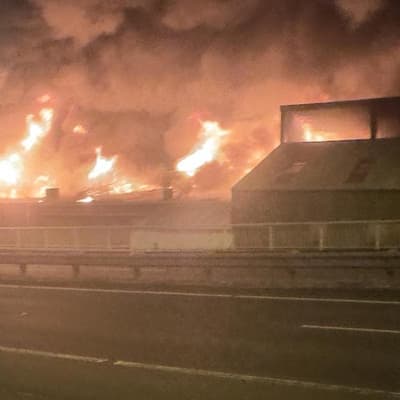 Major city fire engulfs waterfront businesses