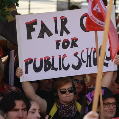 New teachers pay deal offered to end strike threats
