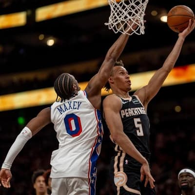 In-form Boomers duo help hot Hawks sink 76ers