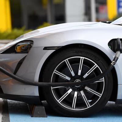 High-power pit stop: quantum batteries could rev up EVs