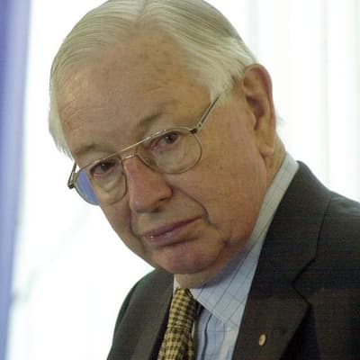 Top judge in historic Mabo court decision dies aged 100