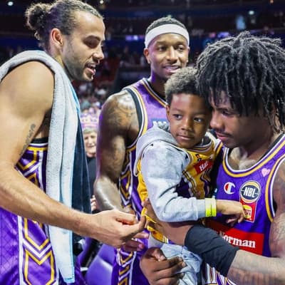 Davis drives Sydney to one win from being crowned kings