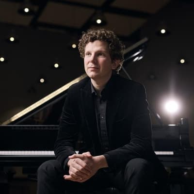 Pianist to tour Australia amid legal row with orchestra