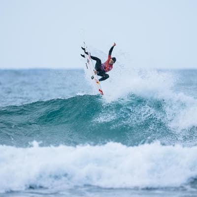 Old heads prevail in deteriorating Bells Beach surf