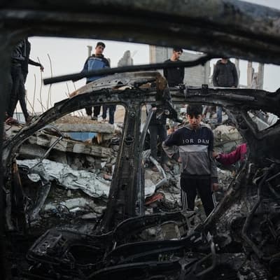 Israeli strike 'kills 10' near a Gaza Strip school