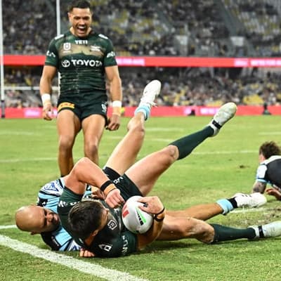 Drinkwater dazzles as Cowboys sink Sharks in try-fest