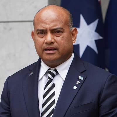 Federal officials grilled over Nauru detention contract