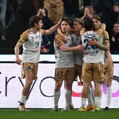 Late drama as Sydney, Jets fight out semi-final draw