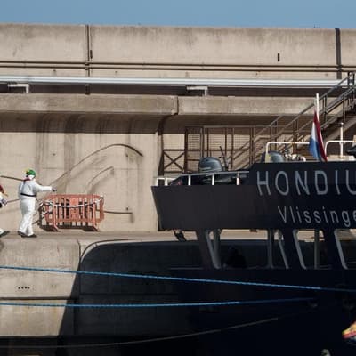 Last six passengers leave Hantavirus-hit ship