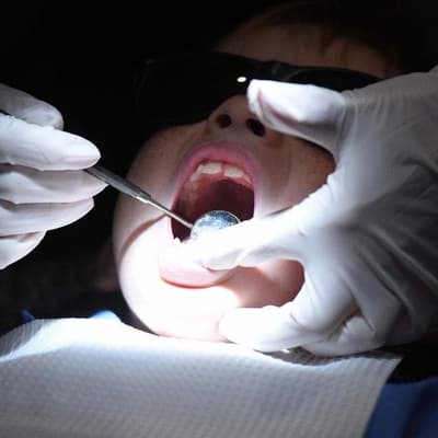 Thousands face tests over dentist HIV, hepatitis risks