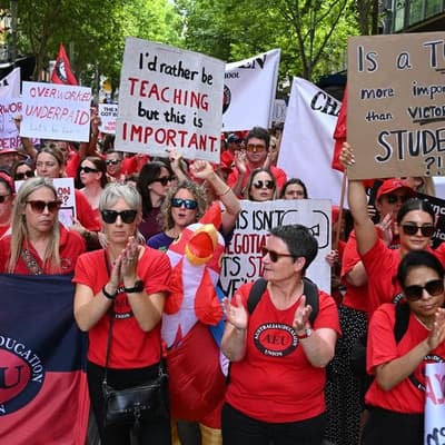 Teachers offered pay rise of up to 32 per cent