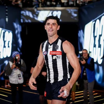 Pendlebury's golden touch to mark AFL record