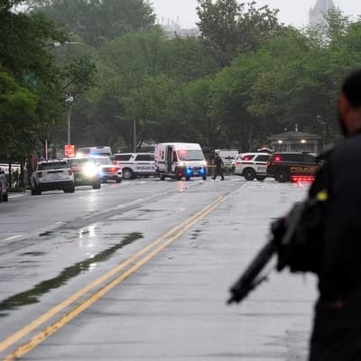 Gunman shot dead at White House checkpoint