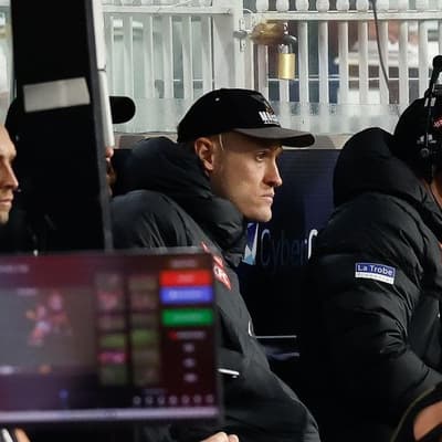Magpies weigh up new plan to heal injured captain