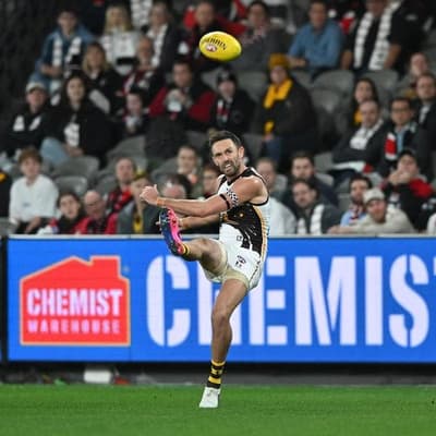 Saints goalless in first half as Hawks cruise to win