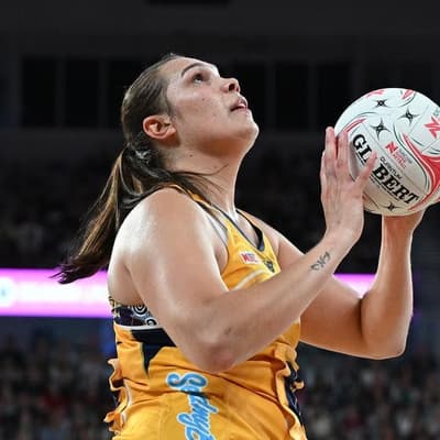 Lightning strike down Giants in Super Netball blowout