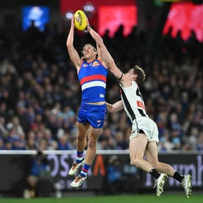Bulldogs turn tables on Pies in tight finish