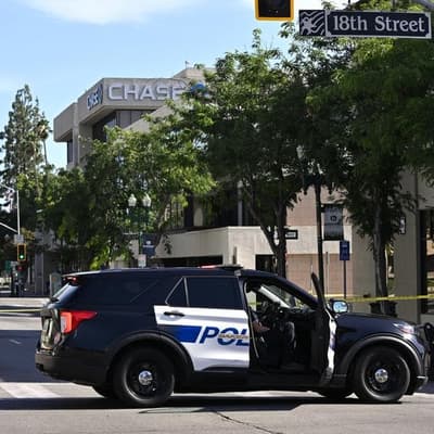 Man barricades himself inside US bank with hostages
