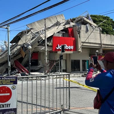 At least 32 dead after powerful quake rocks Philippines