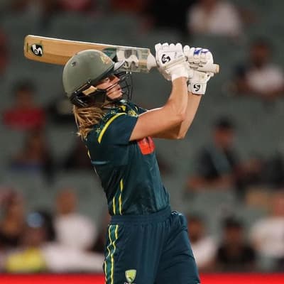 Veterans lead Australia to big victory over WCT20 hosts