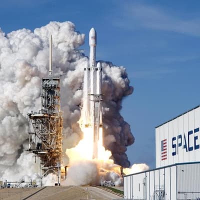 After record IPO, SpaceX faces test in market debut