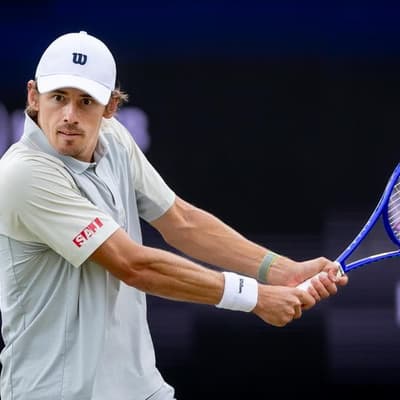 De Minaur turns on the style to power into Dutch final