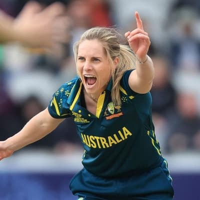 Aussies down South Africa in flying start to World Cup