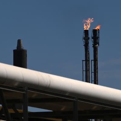 Shares reverse early losses as oil slide continues