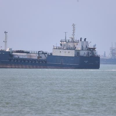 First tankers cross Strait of Hormuz after Iran deal
