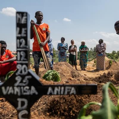 At least 30 deaths at Congo camp show Ebola spreading