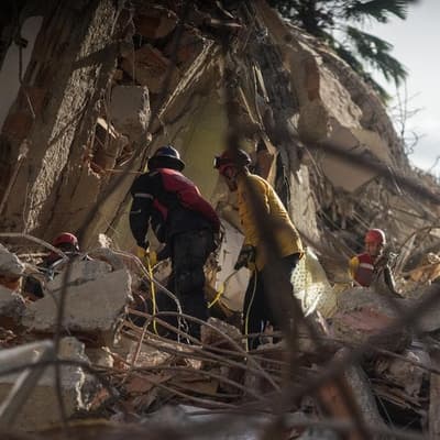Venezuela quake toll soars as rescue crews comb rubble