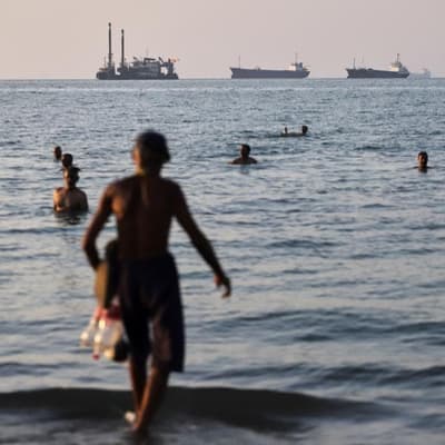Iran insists on right to control shipping in Hormuz