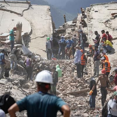 Survivors decry slow aid after deadly Venezuela quakes