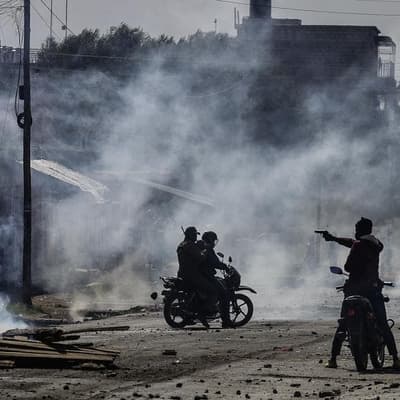 Mob burns Ebola treatment centre, Congo toll hits 438