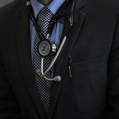 Doctor accused of molesting kids caught by vigilante