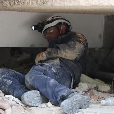 Grim death toll from Venezuela quakes keeps climbing