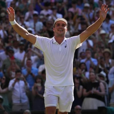 Home Wimbledon 'Fery-tale' as King Arthur marches on