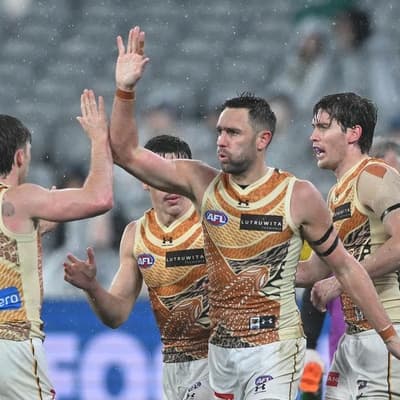 Chol takes epic hanger as Hawks end Blues' hot streak