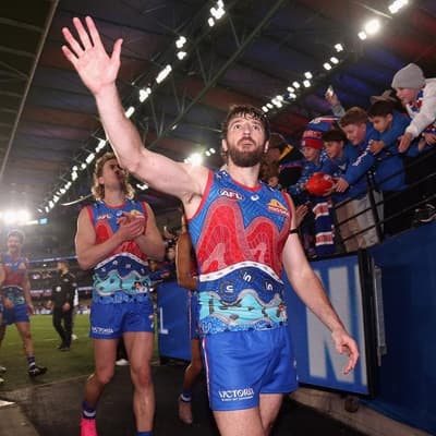 Bontempelli answers call as Bulldogs overrun Eagles