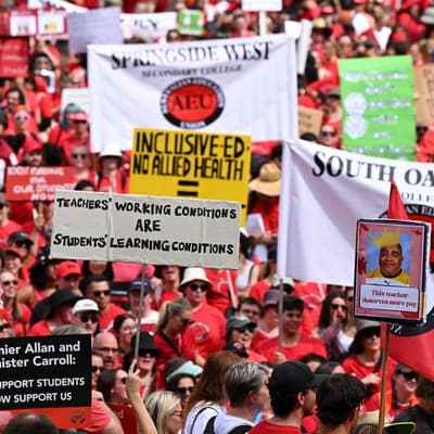 Government hopes 'watershed' deal stops school strike