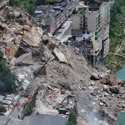Frantic search as huge landslide in China buries homes