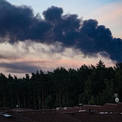 Kyiv's drones target Moscow as Zelenskiy faces protests
