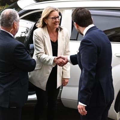 Outgoing premier urges women to follow political dreams