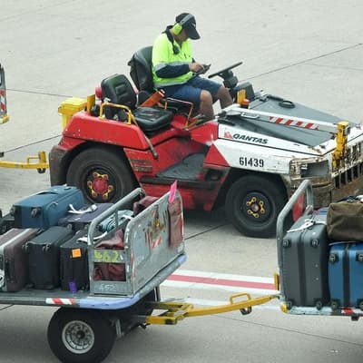 Sacked, struggling Qantas staff still wait for payments